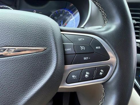 Used 2022 Chrysler Pacifica Touring-L FWD image 22