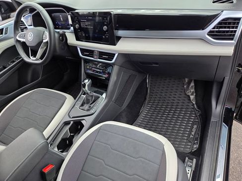Certified 2025 Volkswagen Taos SE FWD image 17