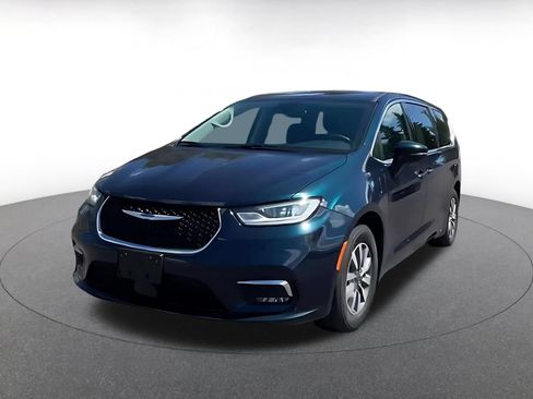 Used 2023 Chrysler Pacifica Touring-L FWD image 7