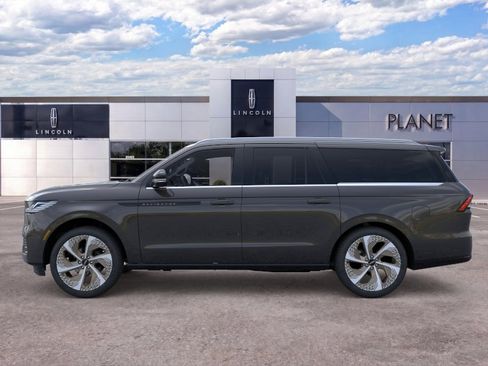 New 2026 Lincoln Navigator L Black Label AWD/4WD image 3