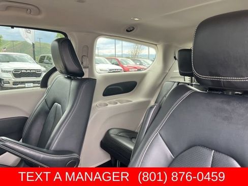 Used 2024 Chrysler Pacifica Limited FWD image 19