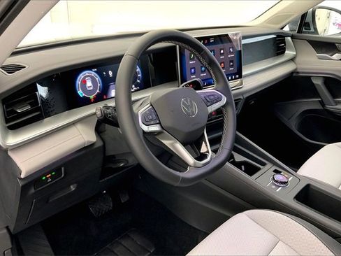 Used 2025 Volkswagen Tiguan SE w/ Panoramic Sunroof Package image 14