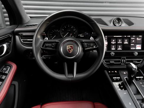 Certified 2025 Porsche Macan AWD/4WD image 16