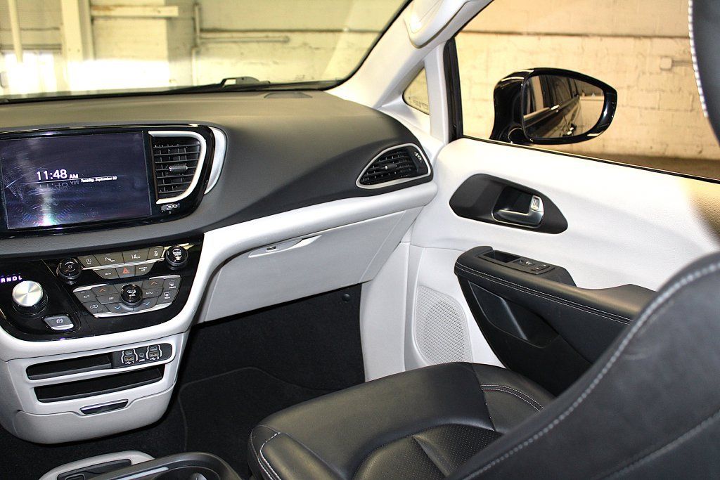 Certified 2024 Chrysler Pacifica Touring-L FWD image 31