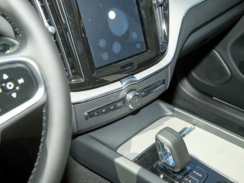 New 2025 Volvo XC60 B5 Plus w/ Protection Package Premier image 14