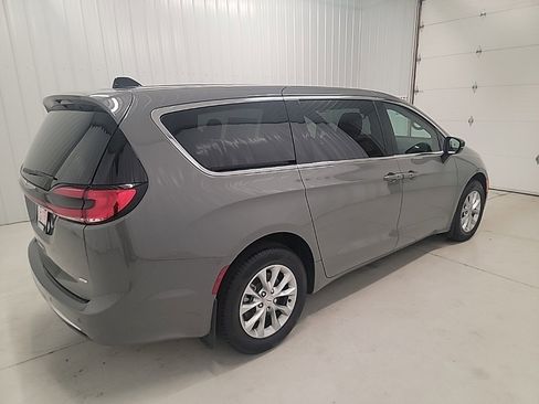 New 2025 Chrysler Pacifica Select image 6