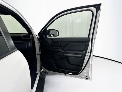 Used 2025 Toyota 4Runner SR5 AWD/4WD image 31