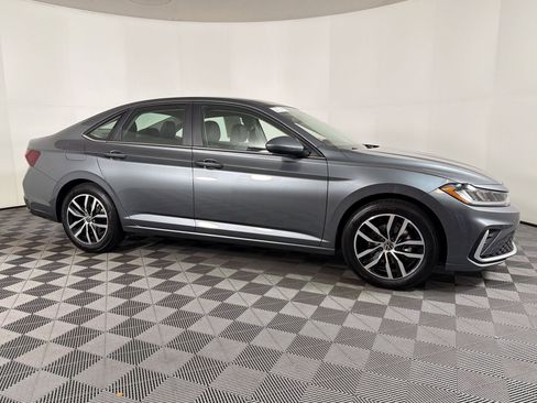 Used 2025 Volkswagen Jetta SE image 5