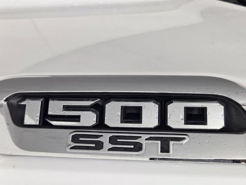 Used 2025 RAM 1500 Laramie AWD/4WD image 9