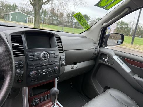 Used 2010 Nissan Pathfinder LE w/ Navigation Pkg image 12