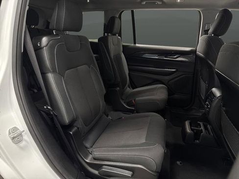 Used 2023 Jeep Grand Cherokee L Laredo image 27