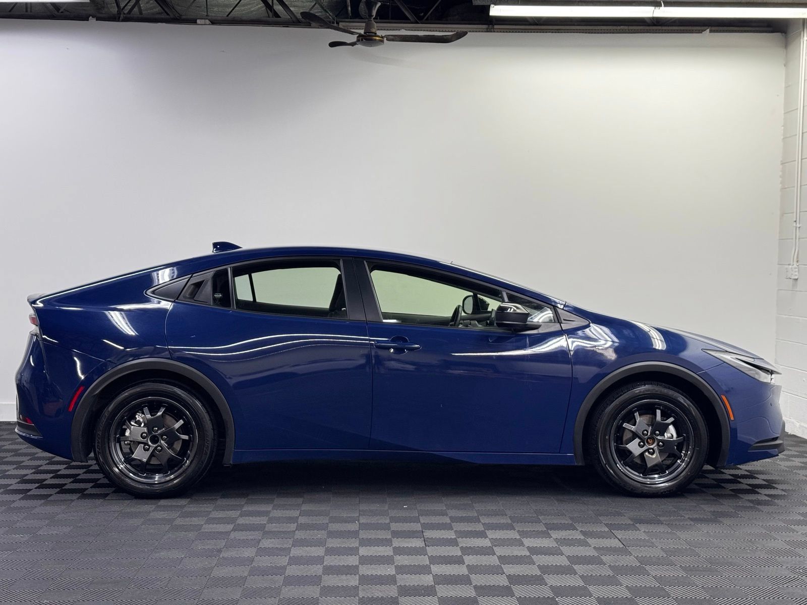 Used 2024 Toyota Prius LE FWD image 4
