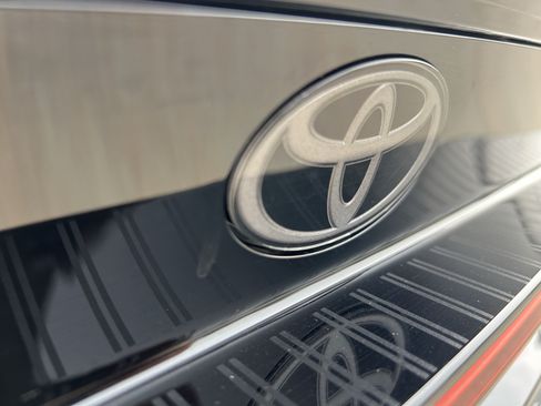 Used 2024 Toyota Prius LE FWD image 5