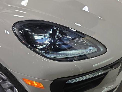Used 2025 Porsche Macan image 12