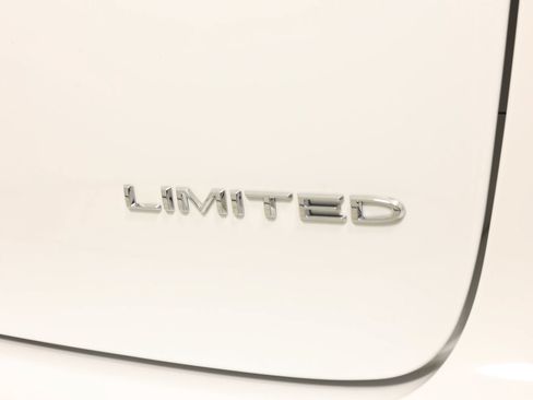 Used 2024 Chrysler Pacifica Limited FWD image 17
