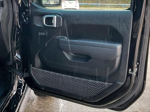 Used 2025 Jeep Wrangler Unlimited Rubicon image 21