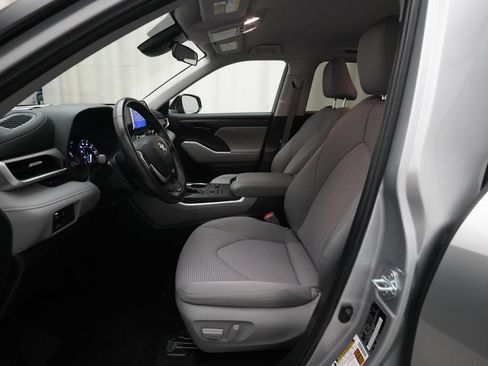 Used 2024 Toyota Highlander LE AWD/4WD image 13