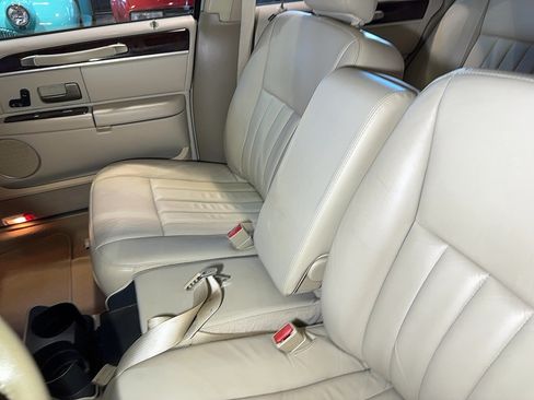 Used 2007 Lincoln Town Car Signature RWD image 48
