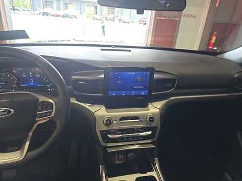 Used 2022 Ford Explorer XLT w/ Equipment Group 202A AWD/4WD image 5