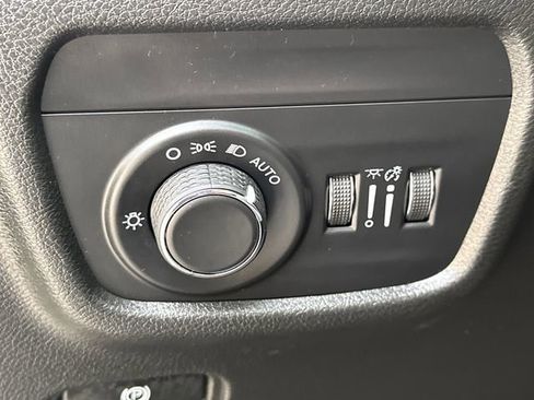 Used 2023 Jeep Grand Cherokee L Laredo image 29