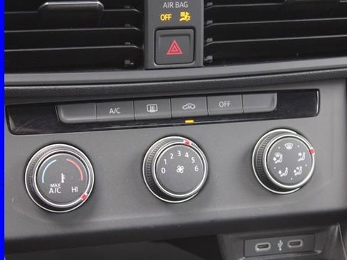 Used 2023 Volkswagen Jetta Sport image 32