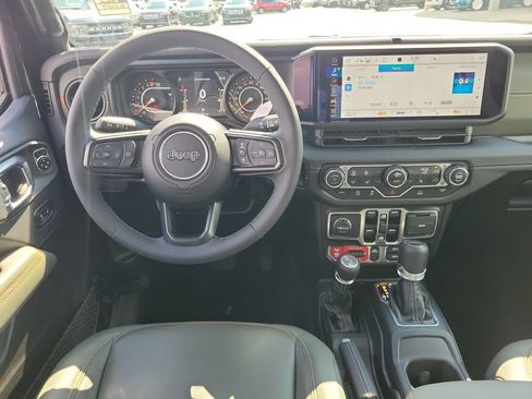 Used 2025 Jeep Gladiator Mojave w/ Convenience Group AWD/4WD image 12