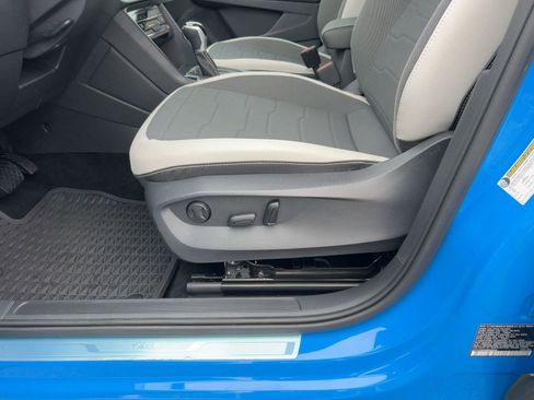 Certified 2025 Volkswagen Taos SE w/ Panoramic Sunroof Package image 13