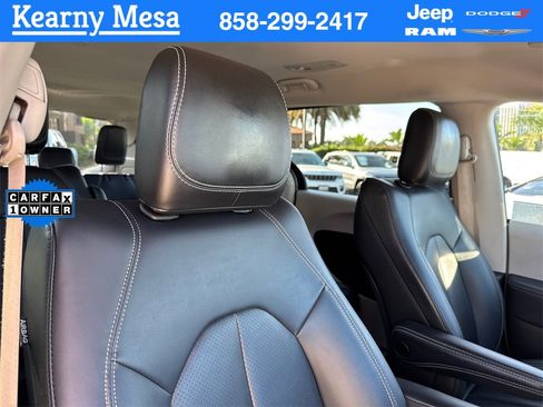 Used 2024 Chrysler Pacifica Select image 17