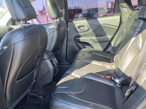 Used 2019 Jeep Cherokee Latitude Plus w/ Comfort/Convenience Group image 18
