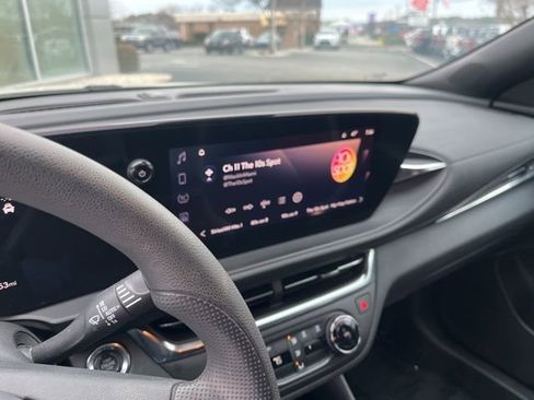 Used 2024 Buick Envista Preferred w/ Convenience II Package image 23