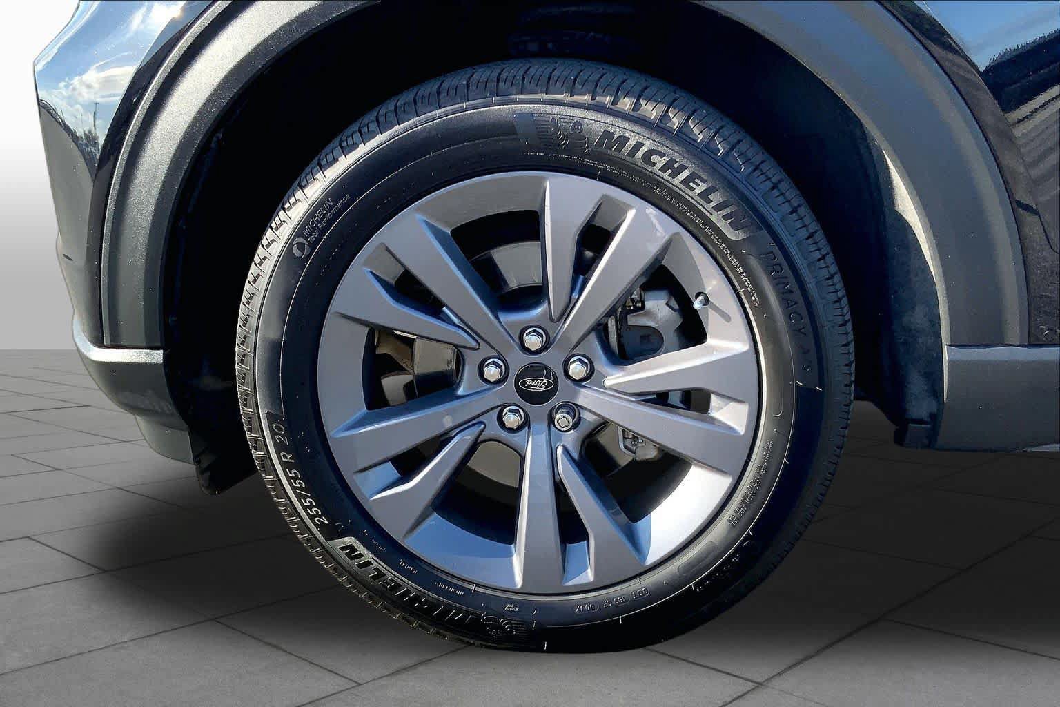 Used 2022 Ford Explorer XLT w/ Equipment Group 202A RWD image 11