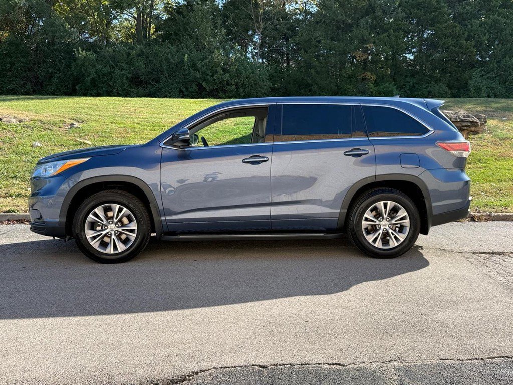 Used 2015 Toyota Highlander Plus AWD/4WD image 2