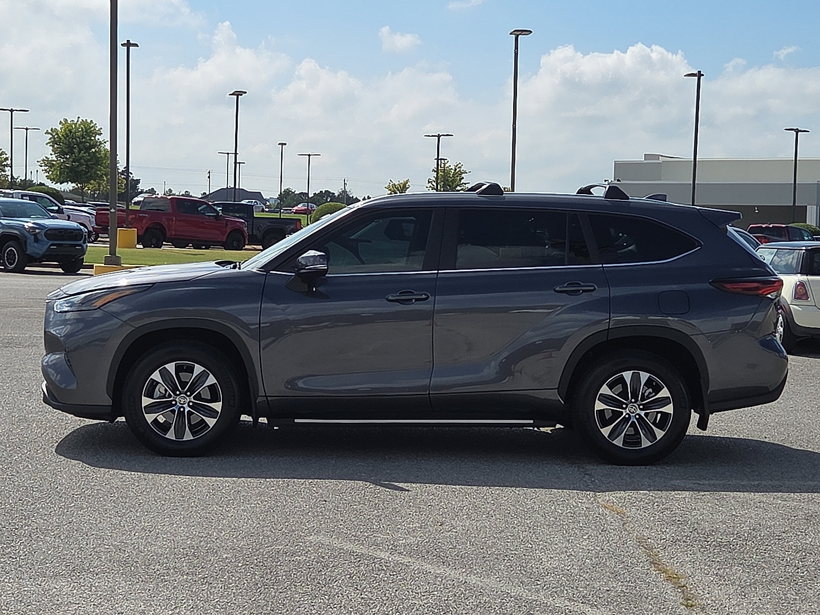 Used 2024 Toyota Highlander XLE AWD/4WD image 3