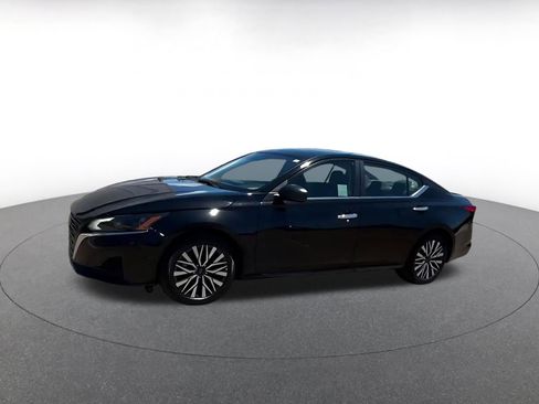 Used 2025 Nissan Altima 2.5 SV FWD image 8