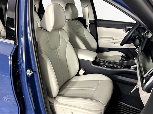 Certified 2025 Kia Sorento EX w/ Panoramic Sunroof Package image 11