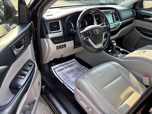 Used 2019 Toyota Highlander Limited FWD image 9