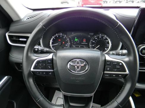 Used 2023 Toyota Highlander XLE AWD/4WD image 11