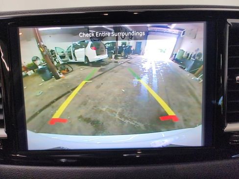 Used 2024 Chrysler Pacifica Touring-L FWD image 19