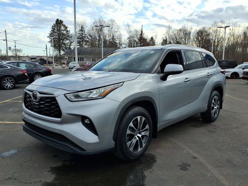 Used 2022 Toyota Highlander XLE image 3
