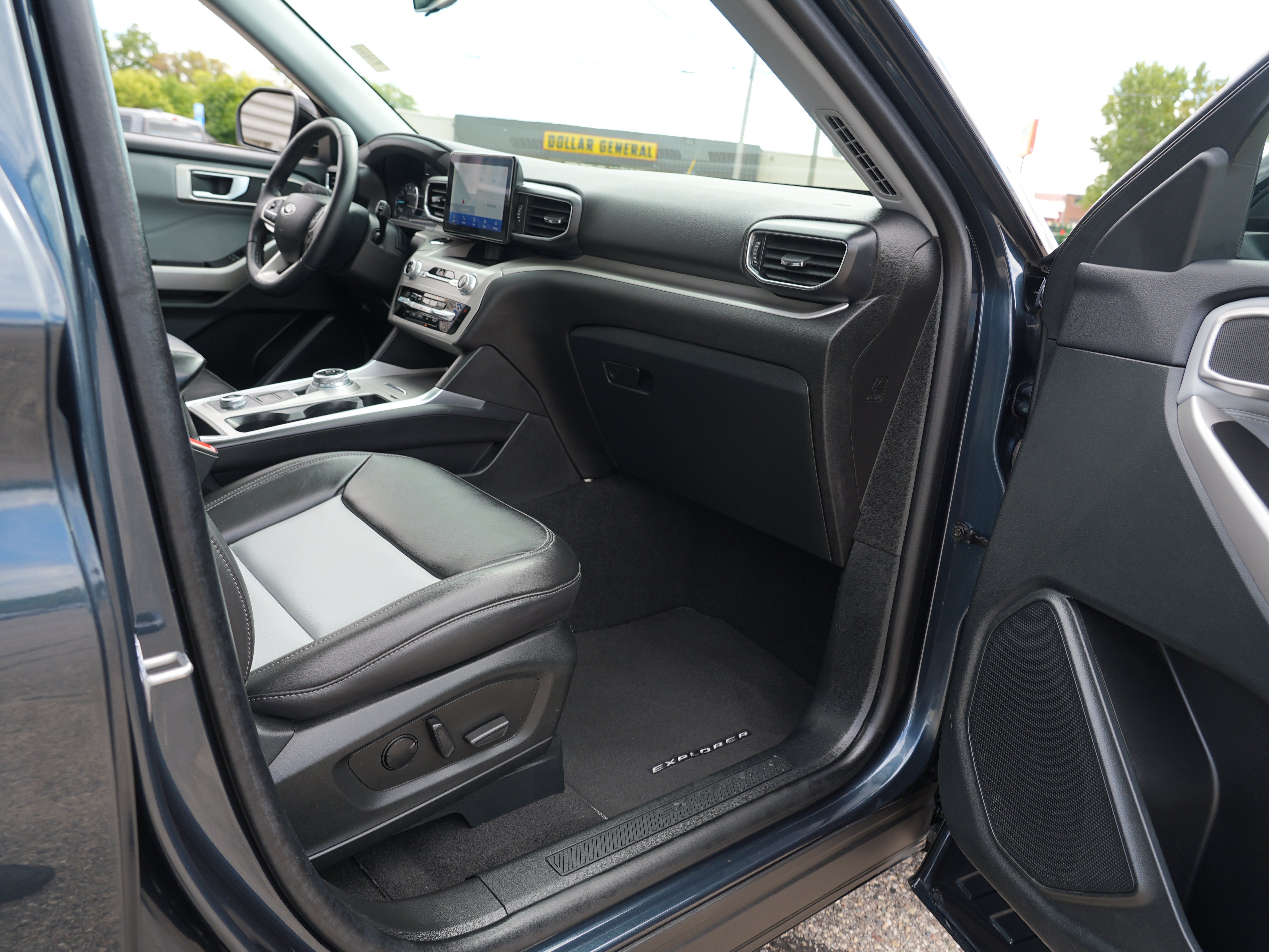 Used 2024 Ford Explorer XLT w/ Equipment Group 202A AWD/4WD image 33