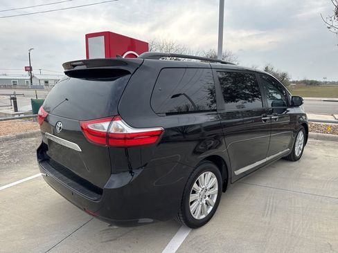 Used 2017 Toyota Sienna Limited Premium image 3