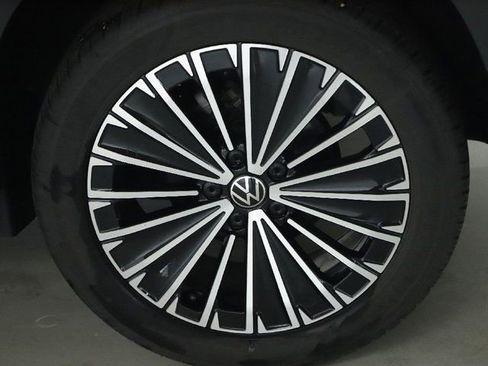 Used 2025 Volkswagen Taos SE FWD image 41