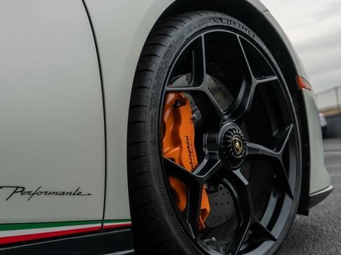 Used 2018 Lamborghini Huracan Performante image 34
