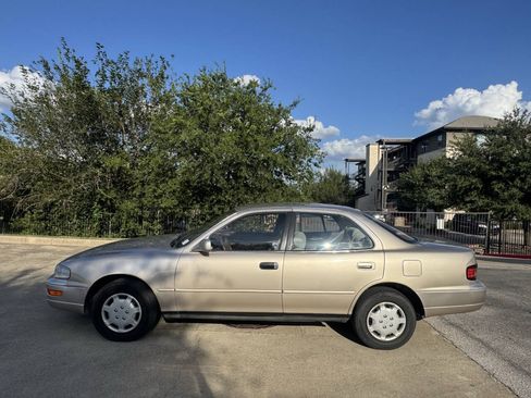 Used 1994 Toyota Camry LE FWD image 4
