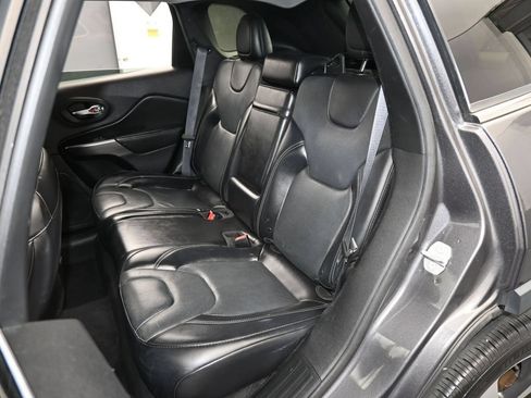 Used 2019 Jeep Cherokee Limited FWD image 31