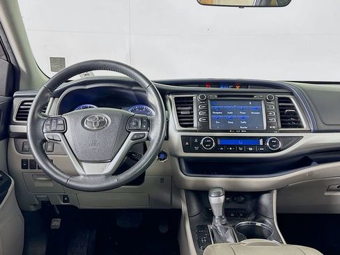 Used 2019 Toyota Highlander XLE AWD/4WD image 25