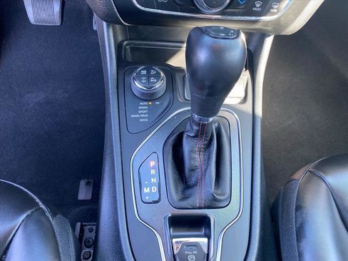 Used 2023 Jeep Cherokee Trailhawk AWD/4WD image 12