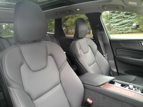 Used 2024 Volvo XC60 B5 Plus w/ Climate Package AWD/4WD image 17