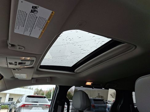 Used 2025 Toyota Sienna XLE image 14