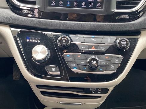 Used 2020 Chrysler Pacifica Touring-L FWD image 19